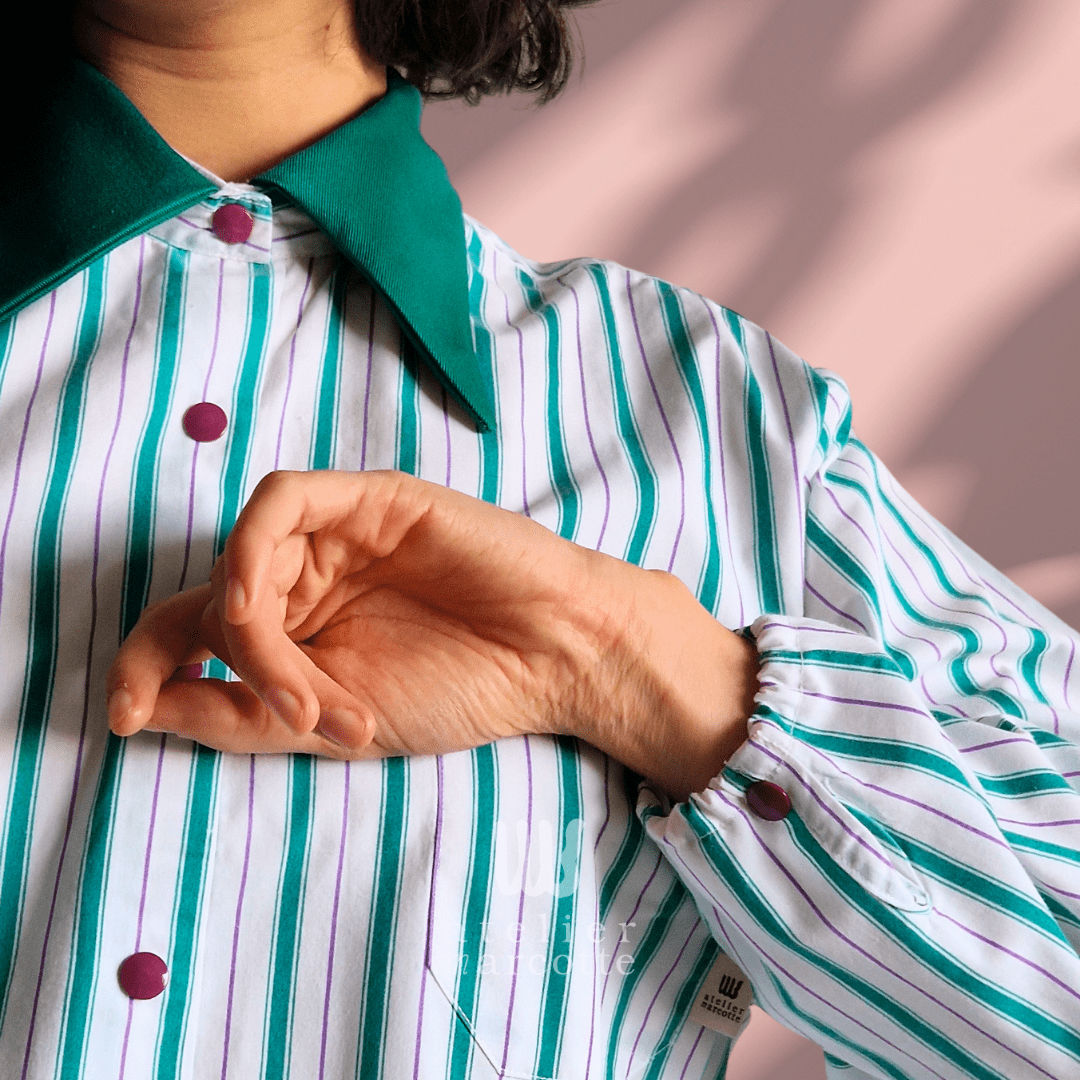 Chemise upcyclée Carmen - rayures vert violet et col jean vert vintage – Image 2