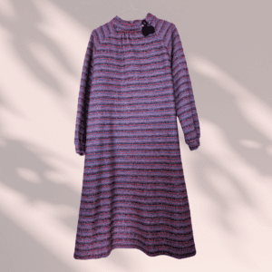 Robe longue trapèze maille violette col mao et pompons