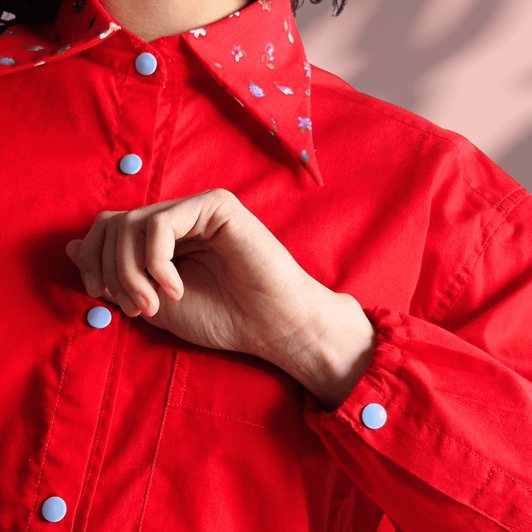Chemise upcyclée Edwige - rouge et col rouge fleuri vintage – Image 2