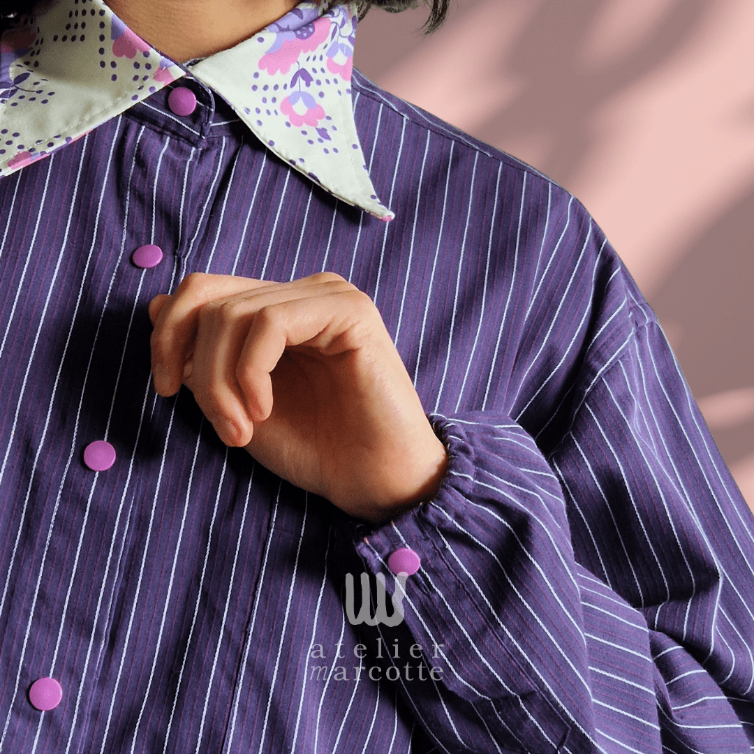 Chemise upcyclée Valérie - rayures violet et col fleuri vintage – Image 2