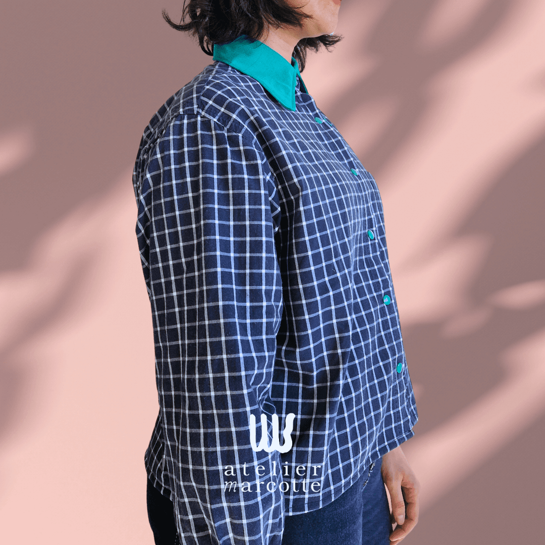 Chemise upcyclée Bernadette - carreaux bleu marine et col vintage vert – Image 5