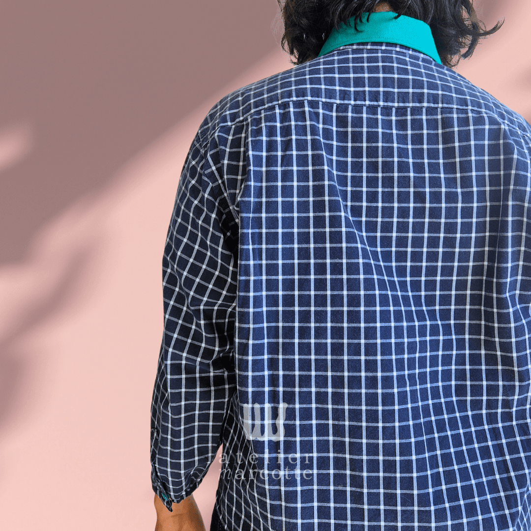 Chemise upcyclée Bernadette - carreaux bleu marine et col vintage vert – Image 4