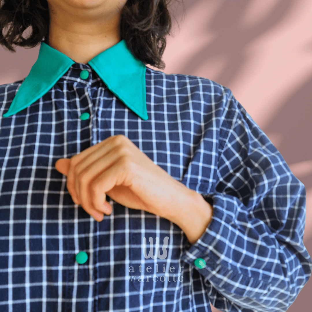 Chemise upcyclée Bernadette - carreaux bleu marine et col vintage vert – Image 2