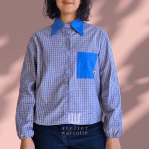 Chemise upcyclée Freddie - carreaux violets, col et poche bleu vintage