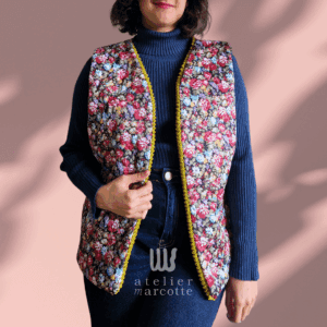 Gilet sans manche upcyclé Sylvia - matelassé fleuri noir rouge bleu vert et doublure couvre-lit vintage