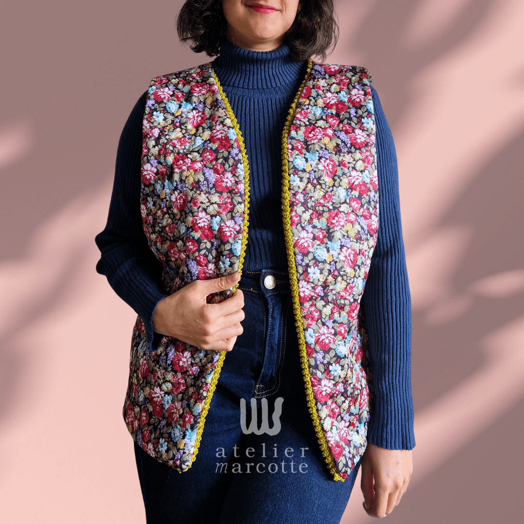 Gilet sans manche upcyclé Sylvia - matelassé fleuri noir rouge bleu vert et doublure couvre-lit vintage