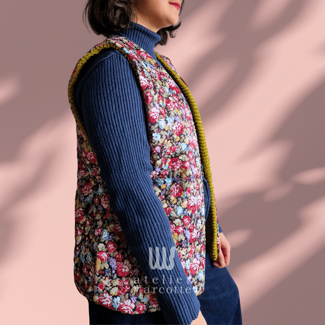 Gilet sans manche upcyclé Sylvia - matelassé fleuri noir rouge bleu vert et doublure couvre-lit vintage – Image 5