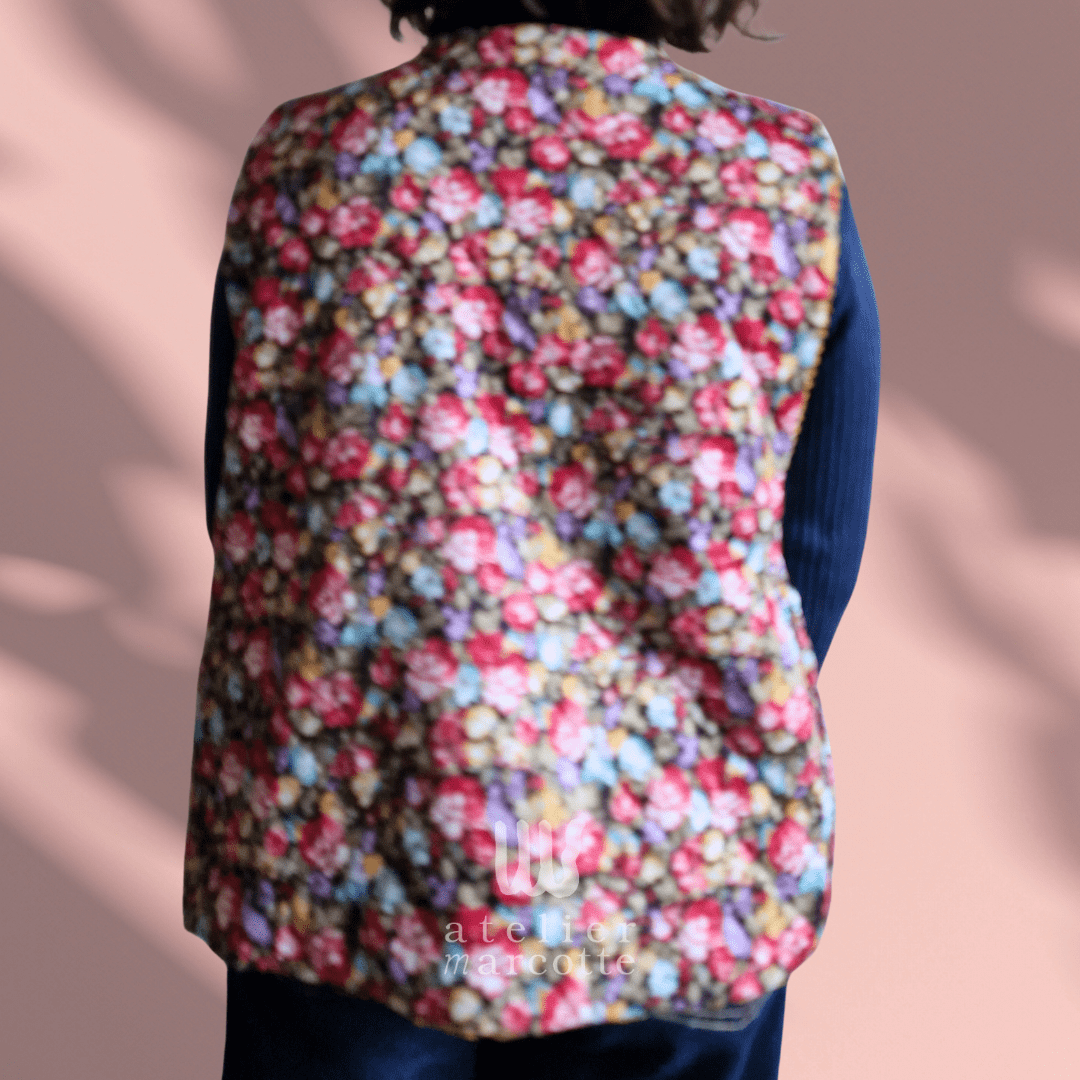 Gilet sans manche upcyclé Sylvia - matelassé fleuri noir rouge bleu vert et doublure couvre-lit vintage – Image 4