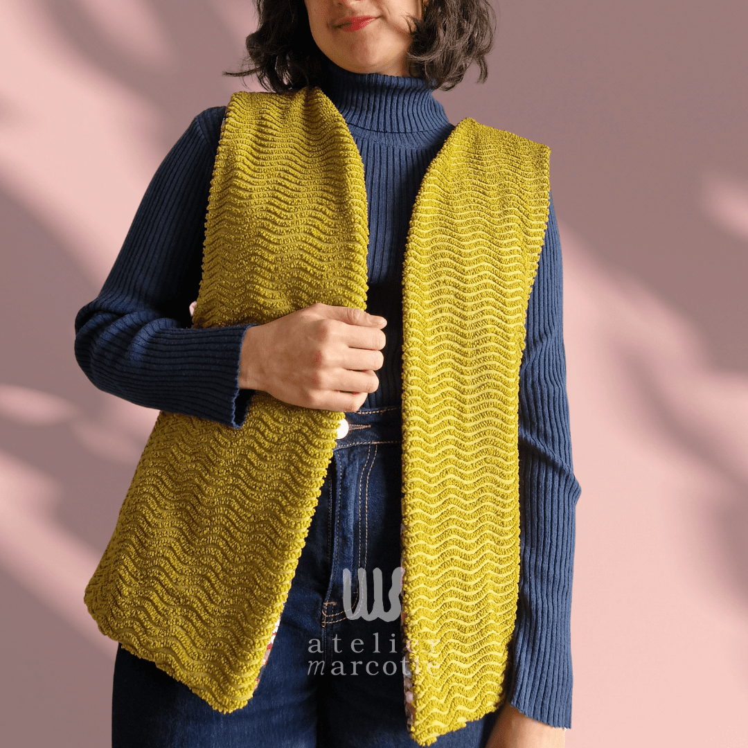 Gilet sans manche upcyclé Sylvia - matelassé fleuri noir rouge bleu vert et doublure couvre-lit vintage – Image 3