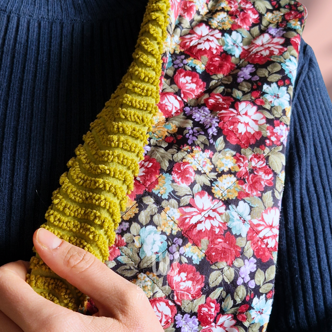 Gilet sans manche upcyclé Sylvia - matelassé fleuri noir rouge bleu vert et doublure couvre-lit vintage – Image 2