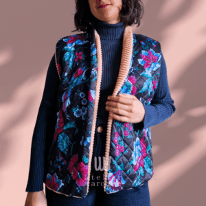 Gilet sans manche upcyclé Lysiane - matelassé fleuri oiseaux noir rose vert et doublure couvre-lit vintage