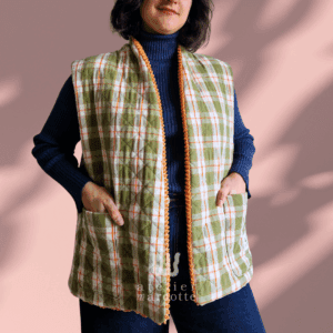 Gilet sans manche upcyclé Carole- matelassé carreaux orange vert et doublure couvre-lit vintage