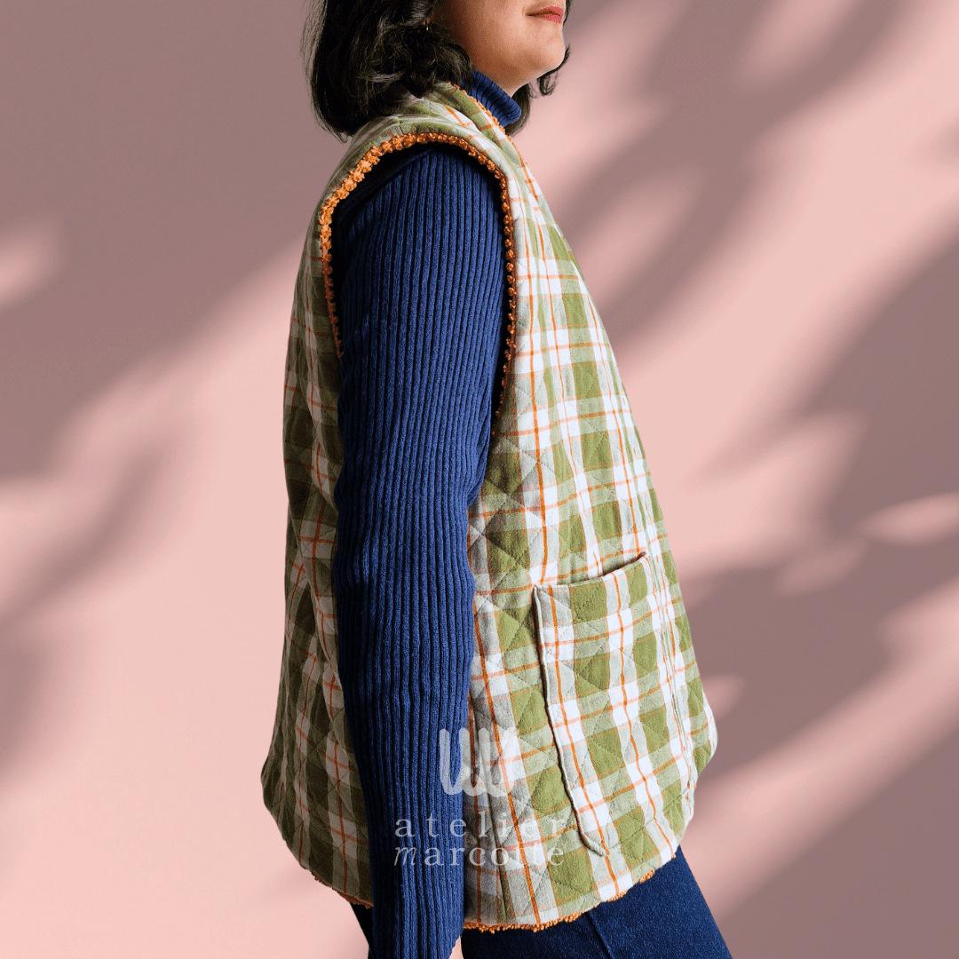 Gilet sans manche upcyclé Carole- matelassé carreaux orange vert et doublure couvre-lit vintage – Image 5
