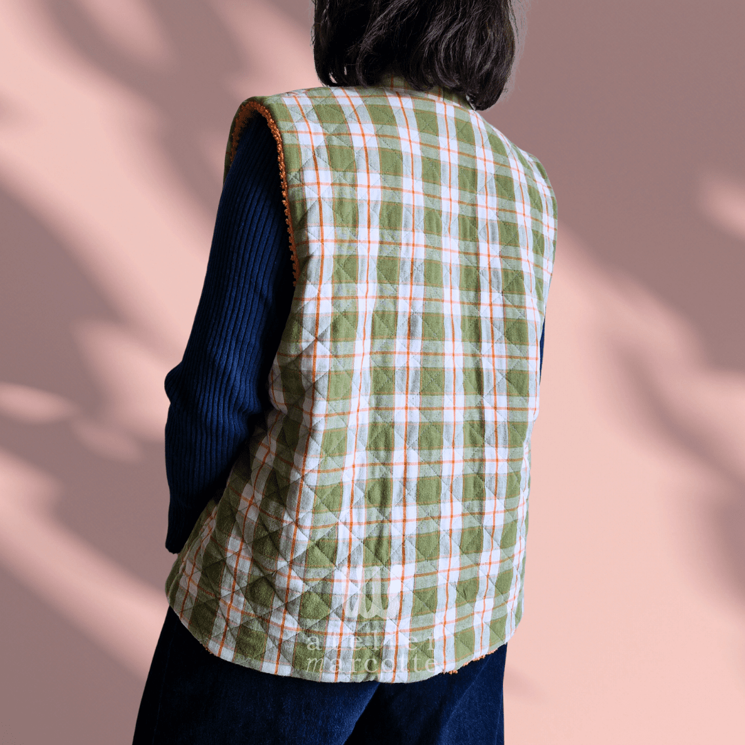 Gilet sans manche upcyclé Carole- matelassé carreaux orange vert et doublure couvre-lit vintage – Image 4