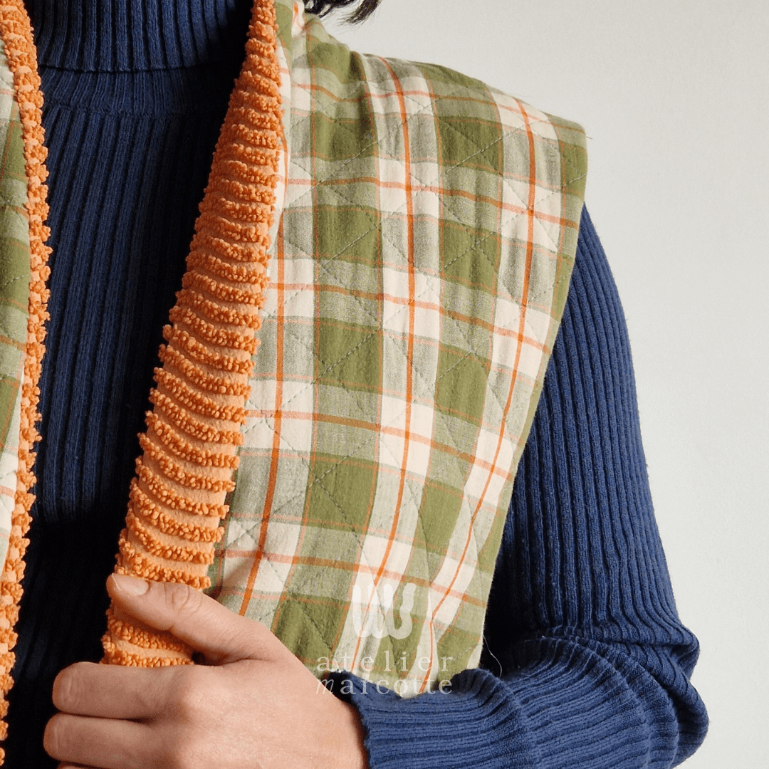 Gilet sans manche upcyclé Carole- matelassé carreaux orange vert et doublure couvre-lit vintage – Image 2